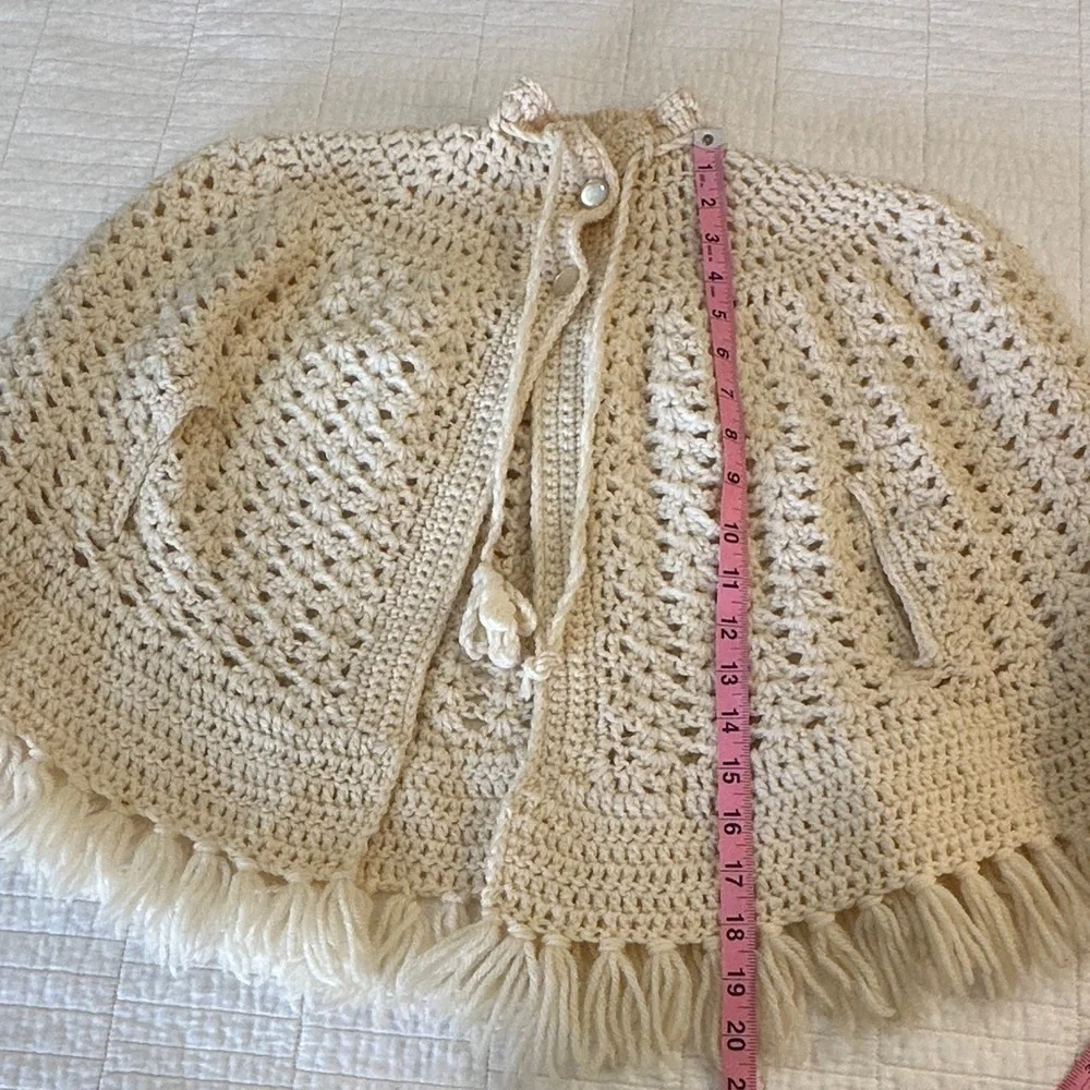 Vintage 70s Crochet Cape Poncho Cream Fringe Boho Cottagecore Festival